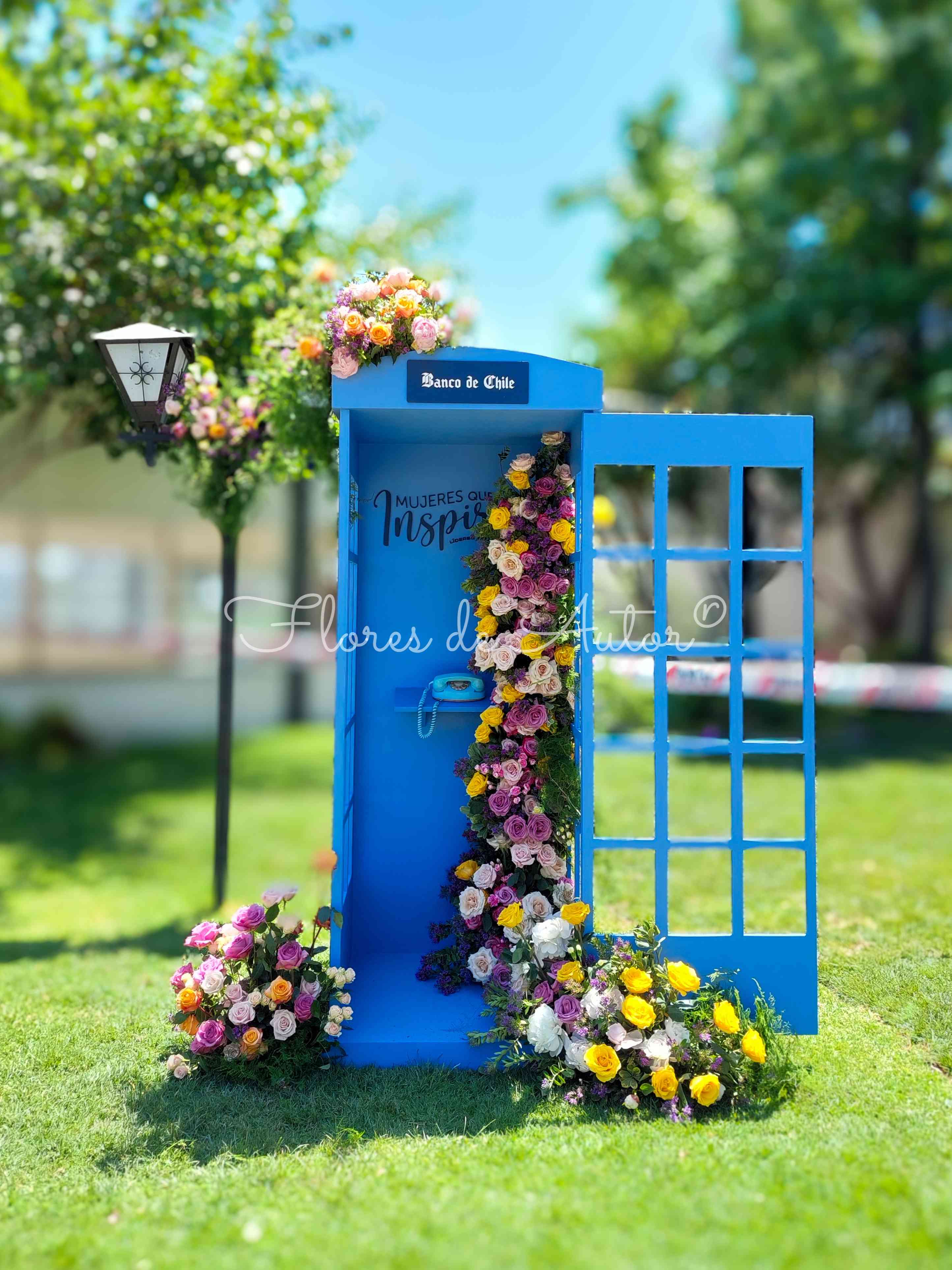 Cabina telefónica con flores